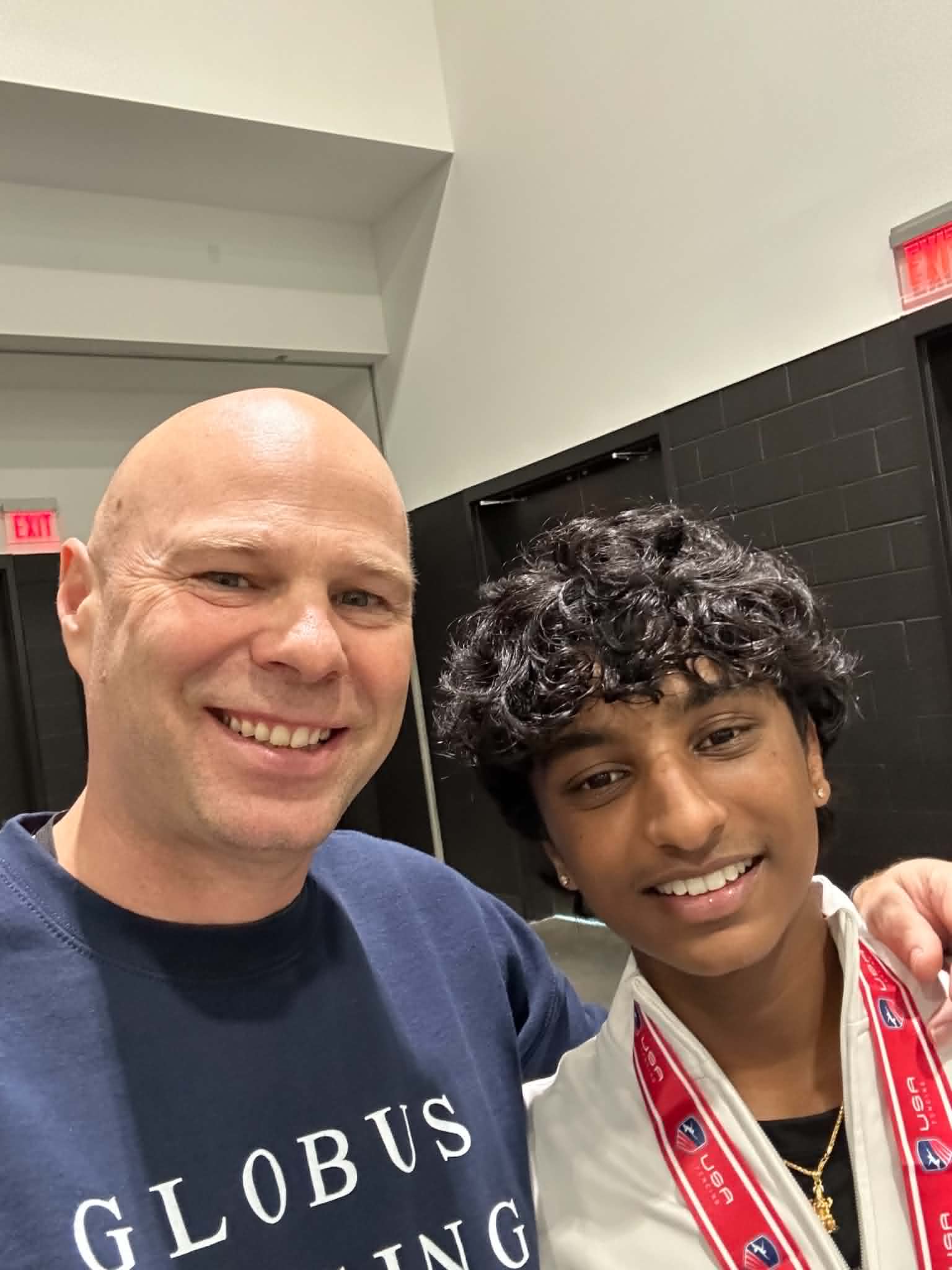 Meester Paul Corteyn met een Amerikaanse schermer en diens USA Fencing medaille