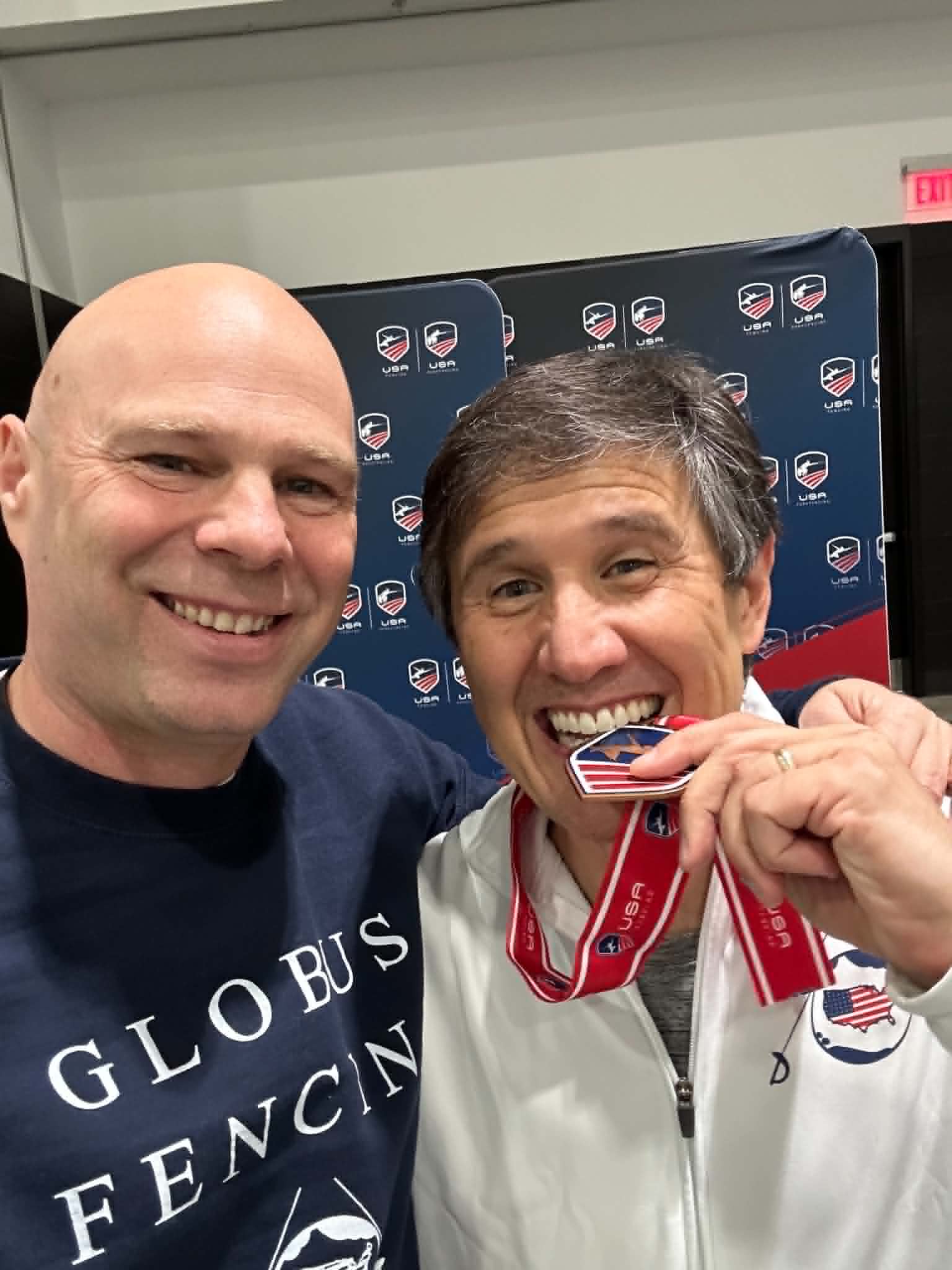 Meester Paul Corteyn met een veteraan-schermer die in zijn medaille bijt